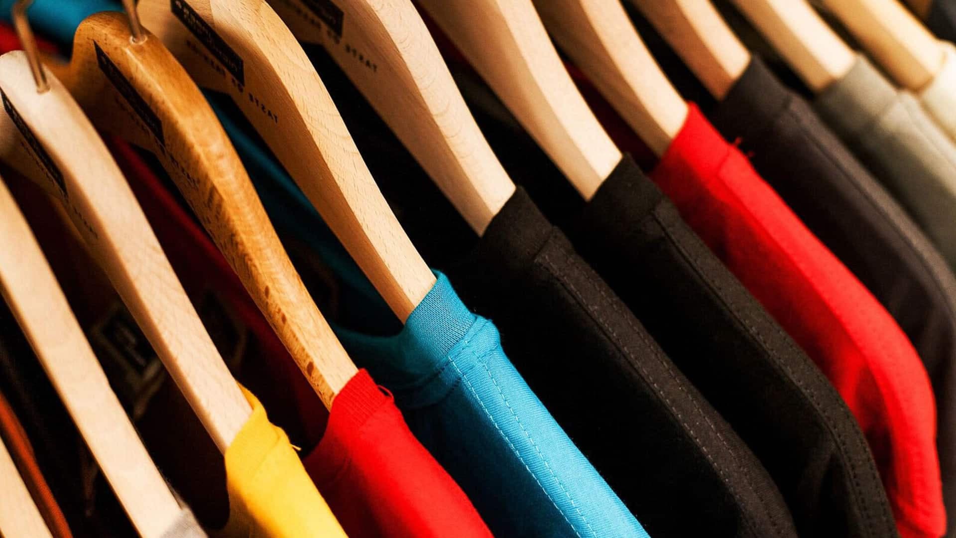 Bunte T-Shirts auf Holzbügeln